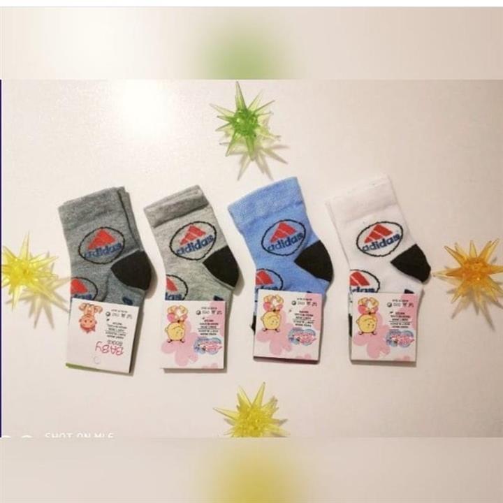 جوراب نوزادی اسپرت طرح آدیداس که دورنگ خاکستری پر رنگ و کمرنگ موجوده متفاوت مناسب برای یکسال تا دو سال